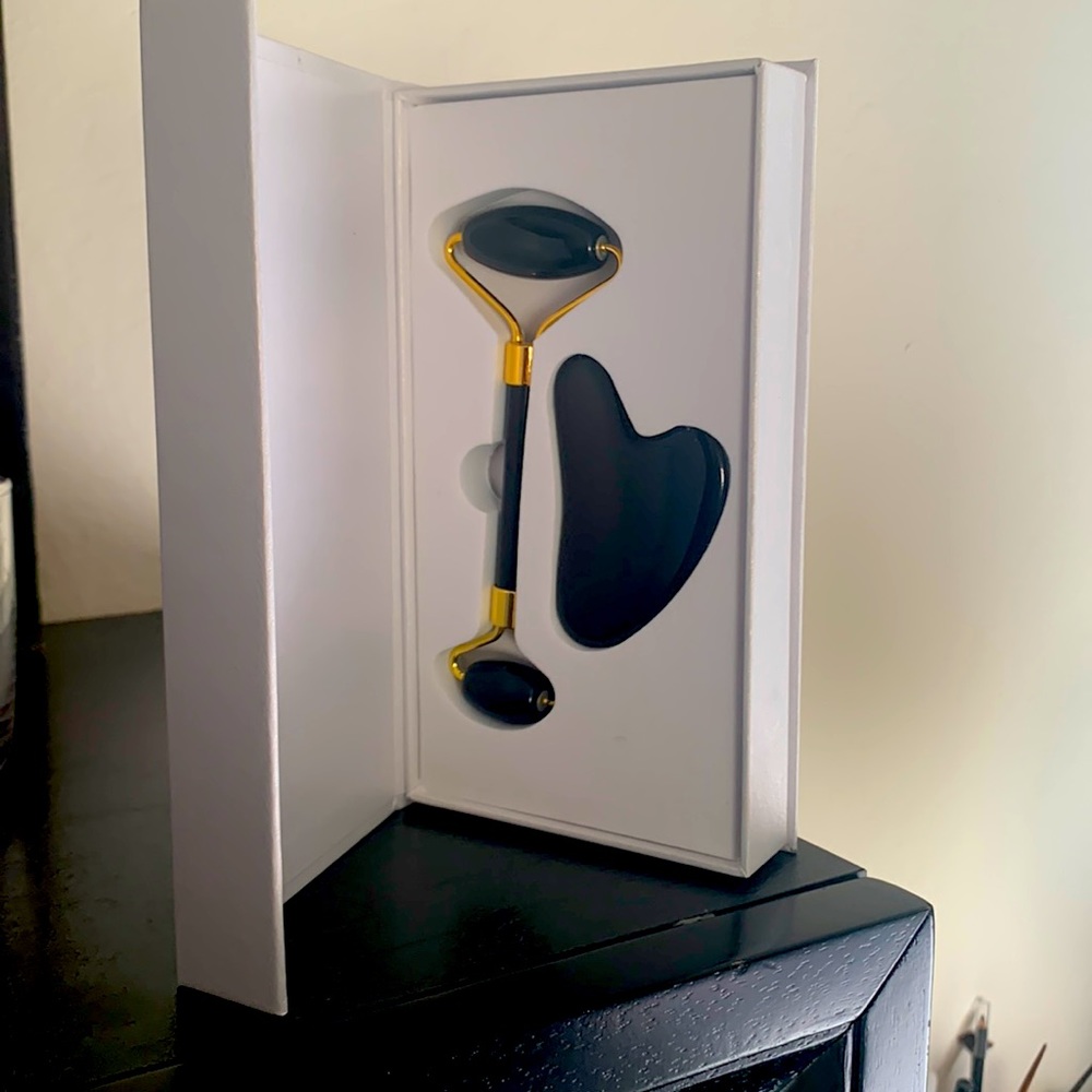 Gift set, gua sha tool, and face roller